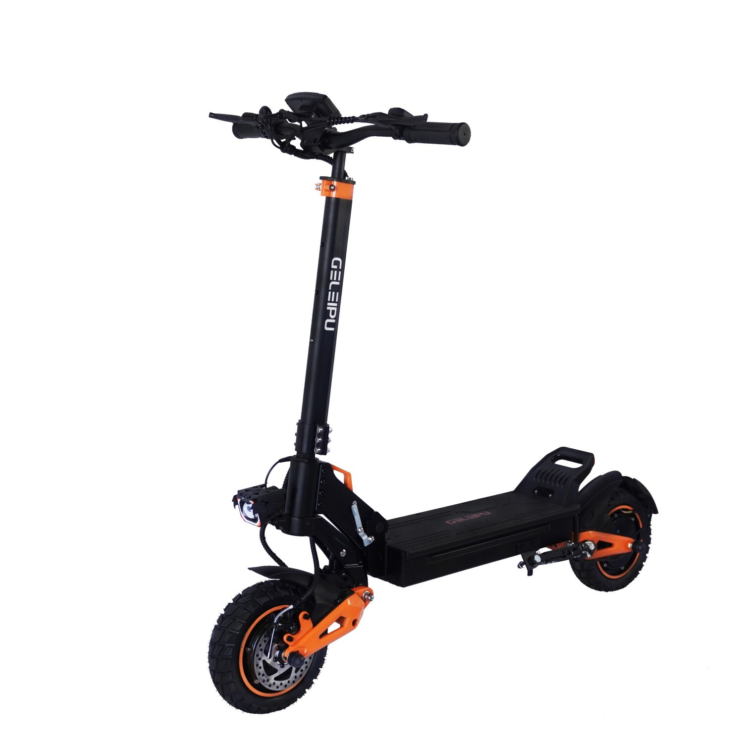 Czarna hulajnoga elektryczna z pomarańczowymi akcentami, na białym tle.