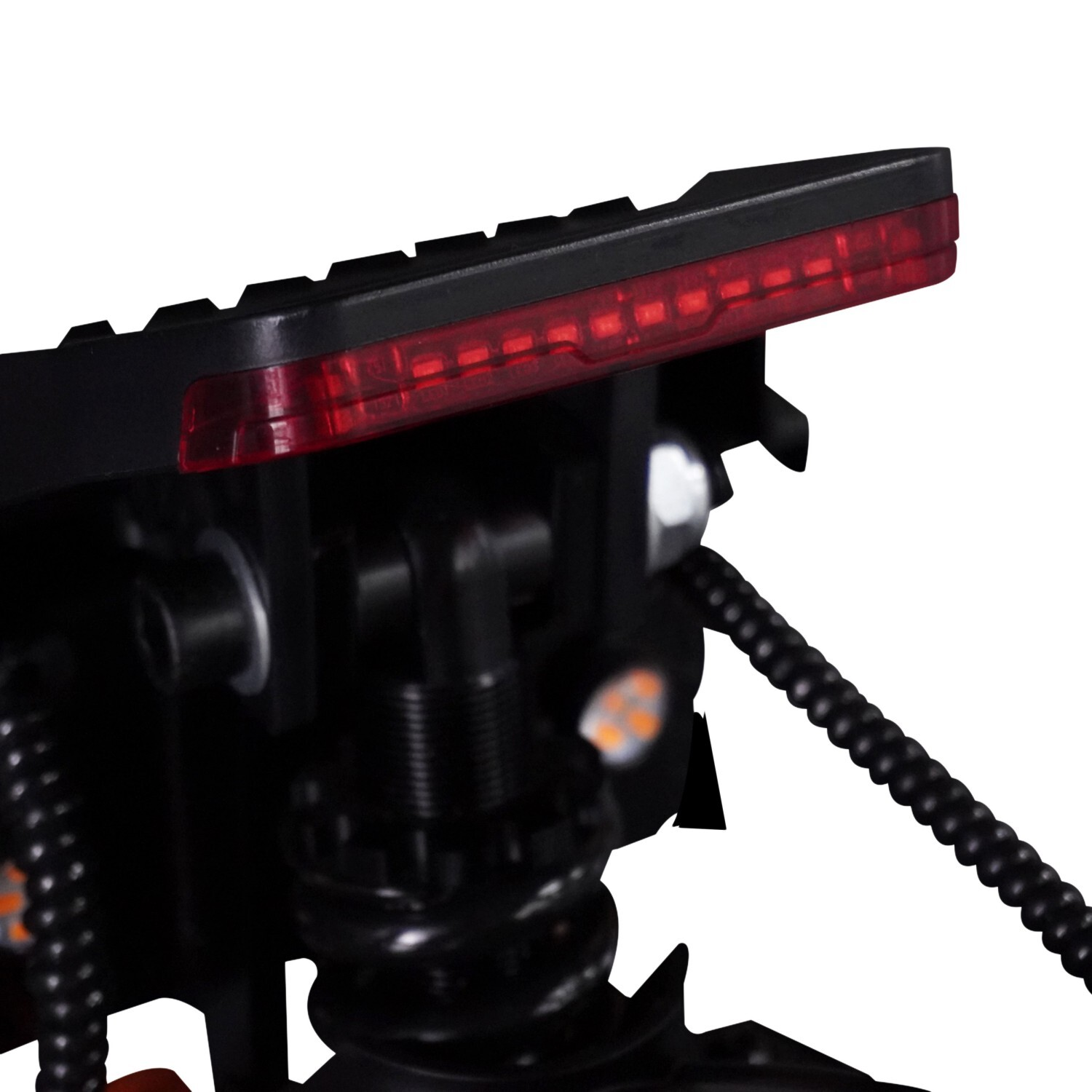 Czerwone światło tylne LED na czarnej tylnej części hulajnogi.