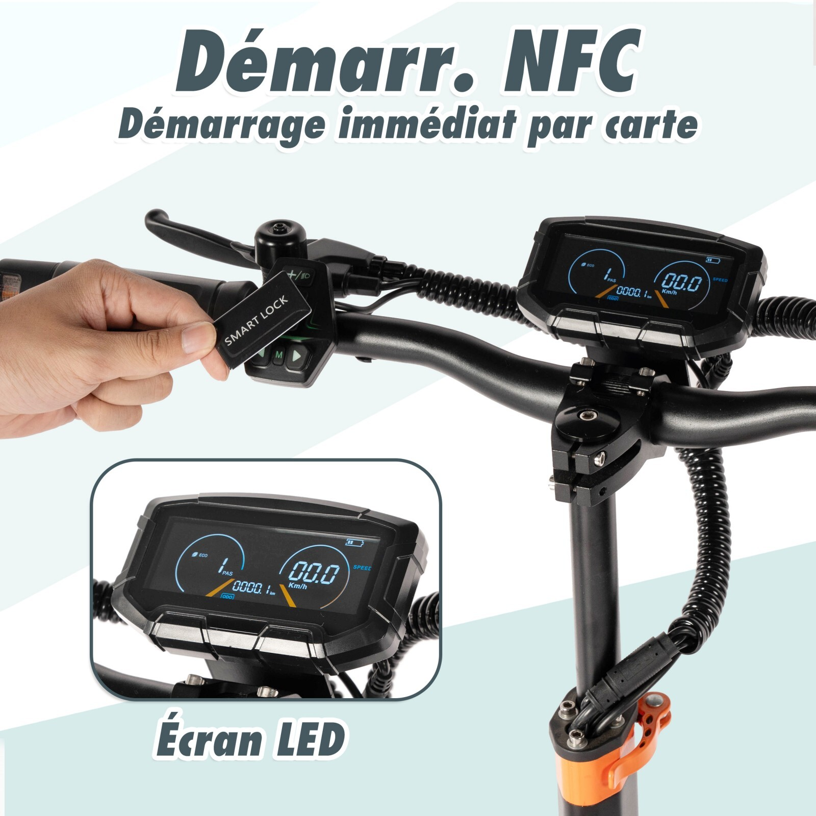 Dłoń trzyma kartę smart lock przy wyświetlaczu LED hulajnogi elektrycznej.