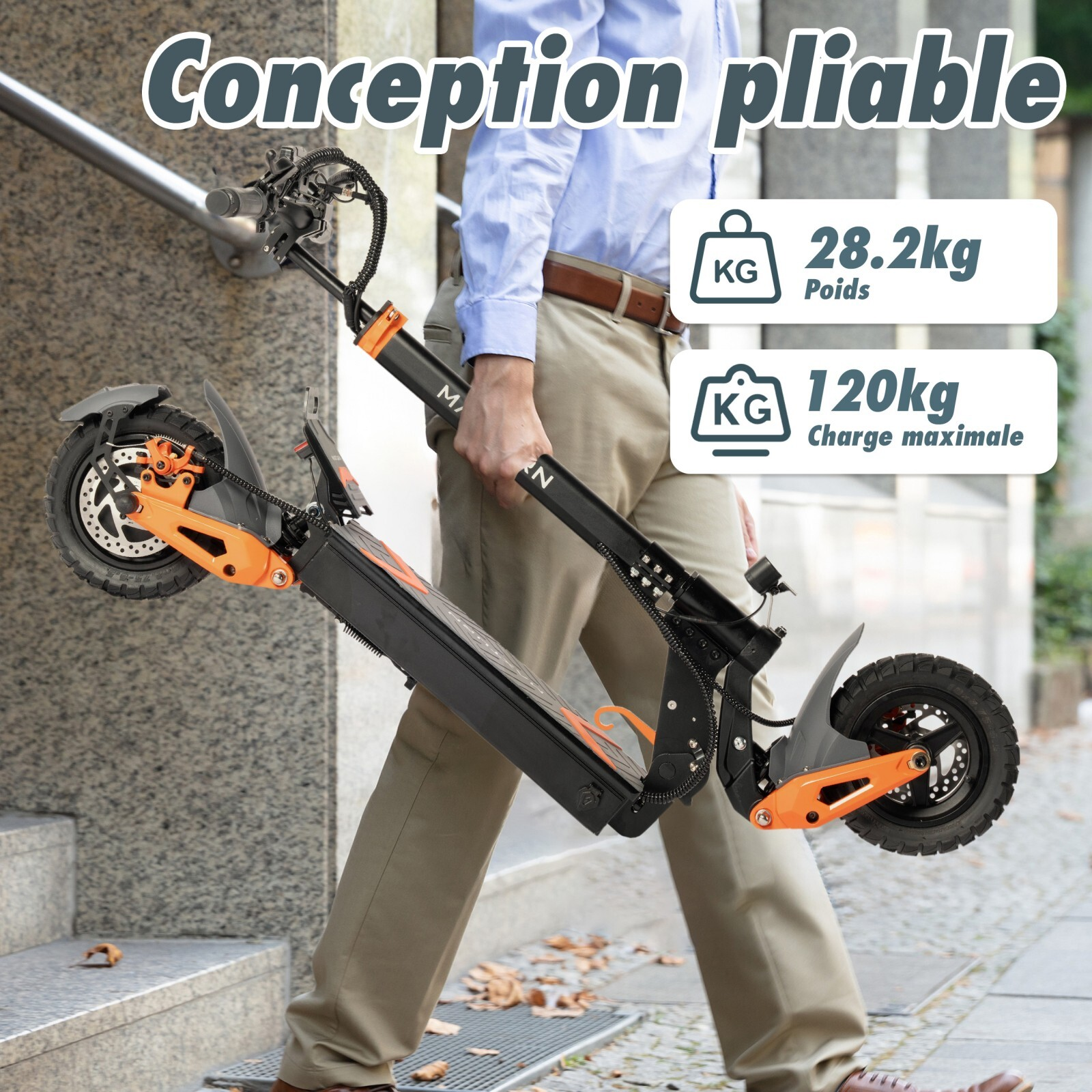 Mężczyzna niesie składaną hulajnogę z pomarańczowymi akcentami.