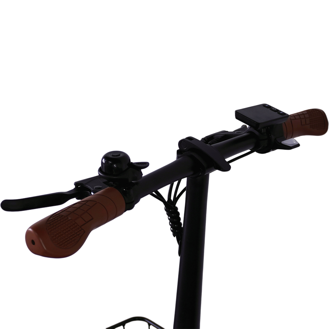 Kierownica hulajnogi z brązowymi uchwytami, dzwonkiem i wyświetlaczem.