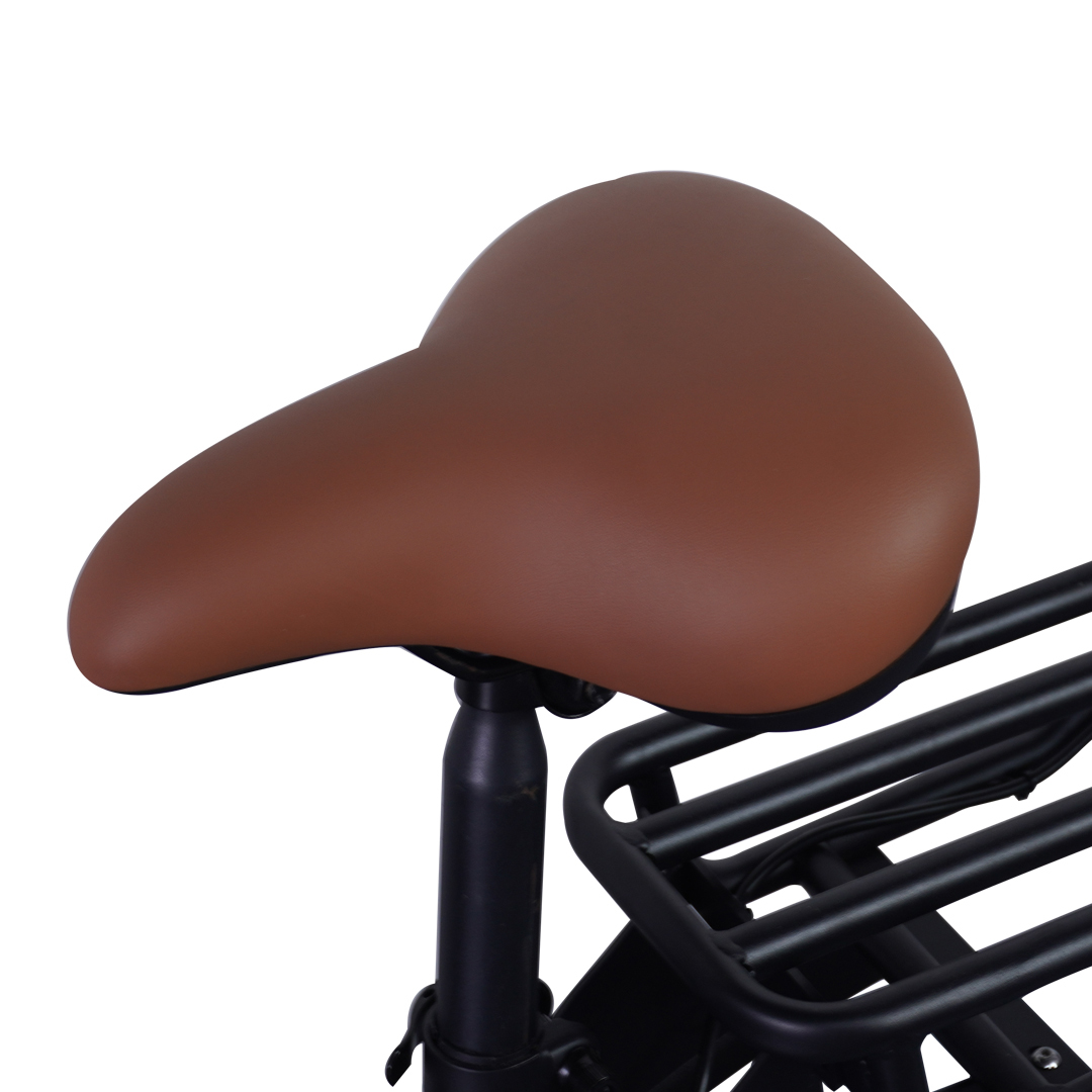 Brązowe siodełko rowerowe na czarnym słupku z czarnym bagażnikiem.