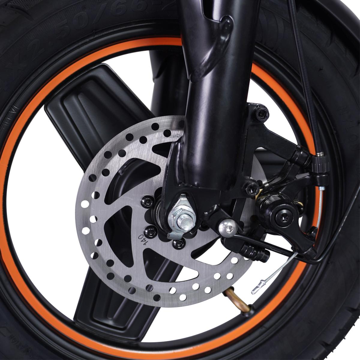 Zbliżenie przedniego koła roweru z hamulcem tarczowym i pomarańczową taśmą obręczy.