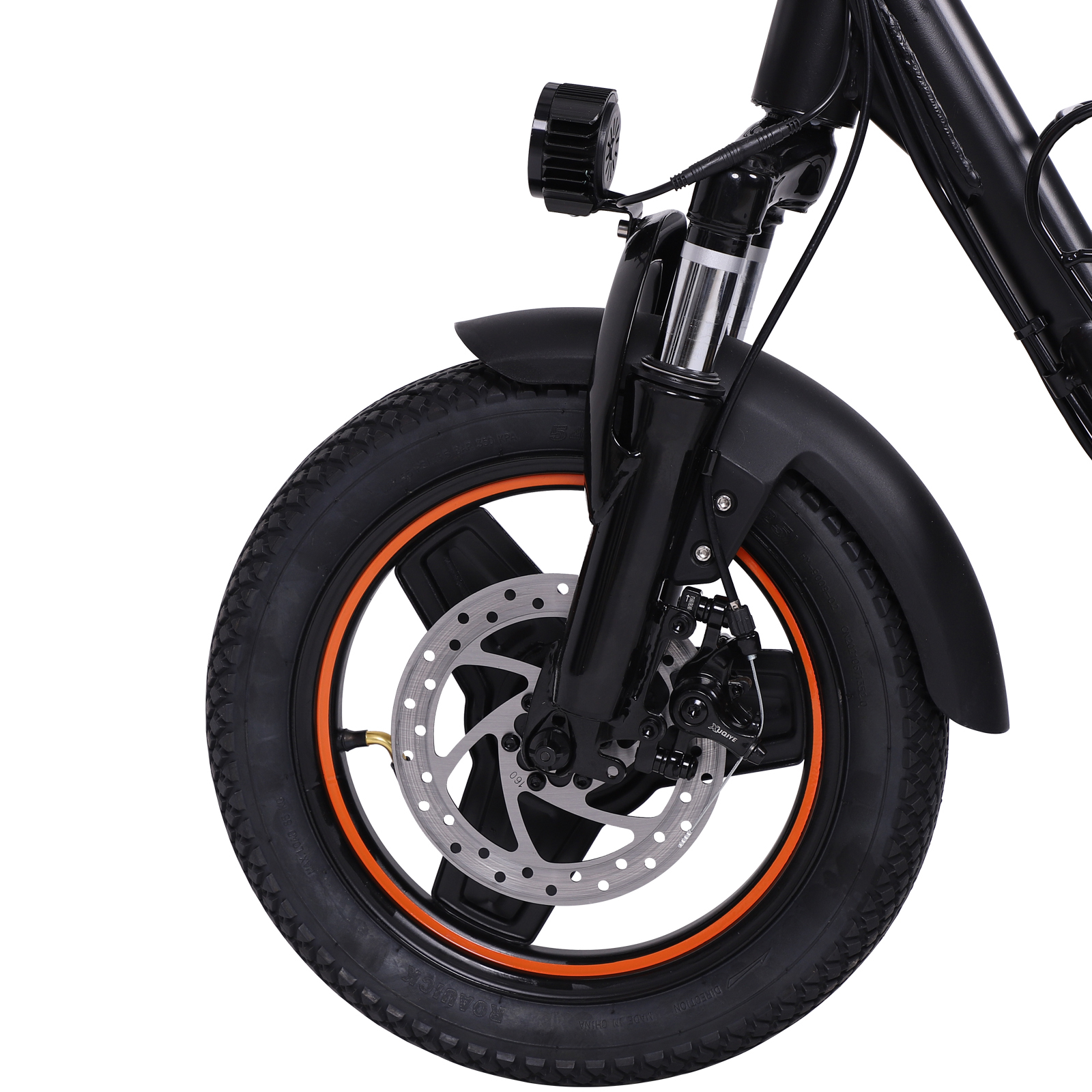 Widok z przodu czarnego e-scootera z hamulcem tarczowym i pomarańczowym detalem obręczy.