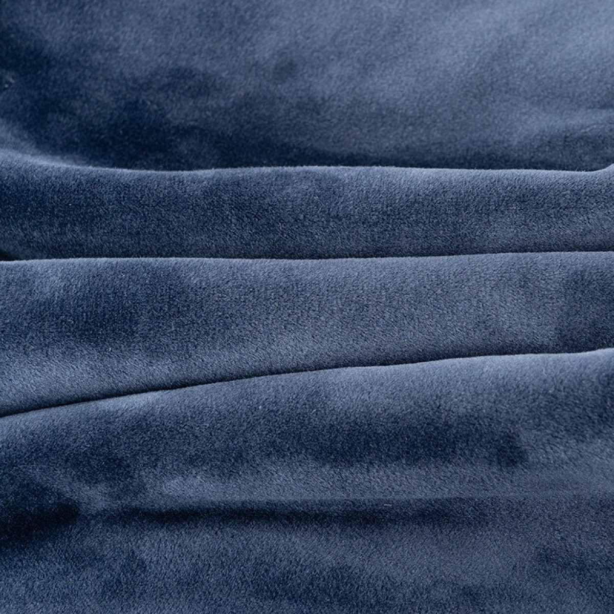 Zbliżenie na niebieski aksamit z fałdami.