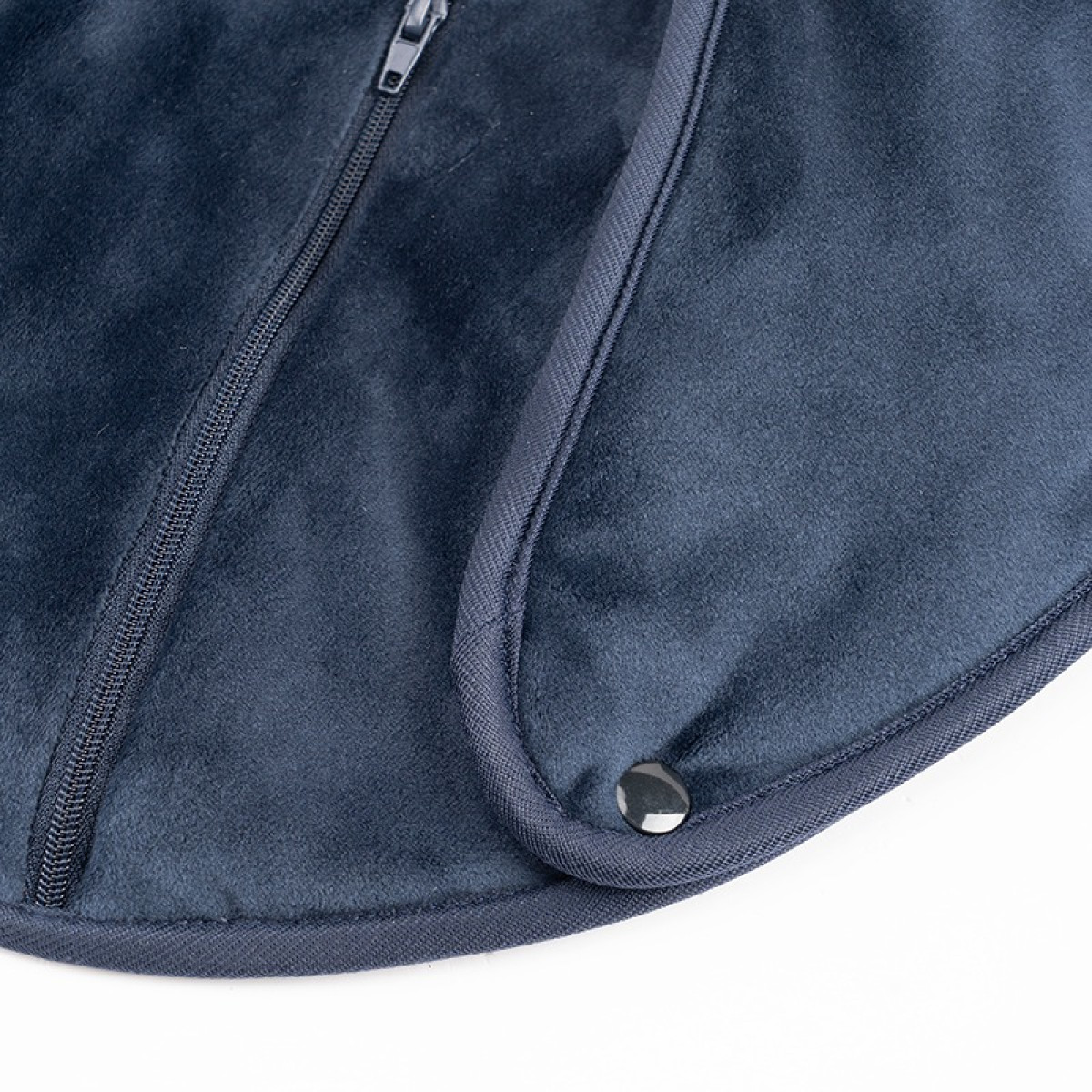 Granatowy polar z zamkiem błyskawicznym i zatrzaskiem.