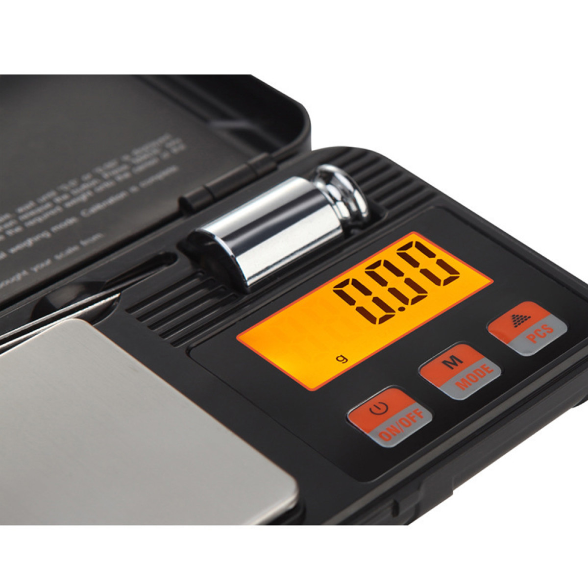 Waga cyfrowa wyświetlająca 0,00 ze srebrnym ciężarkiem kalibracyjnym na platformie.