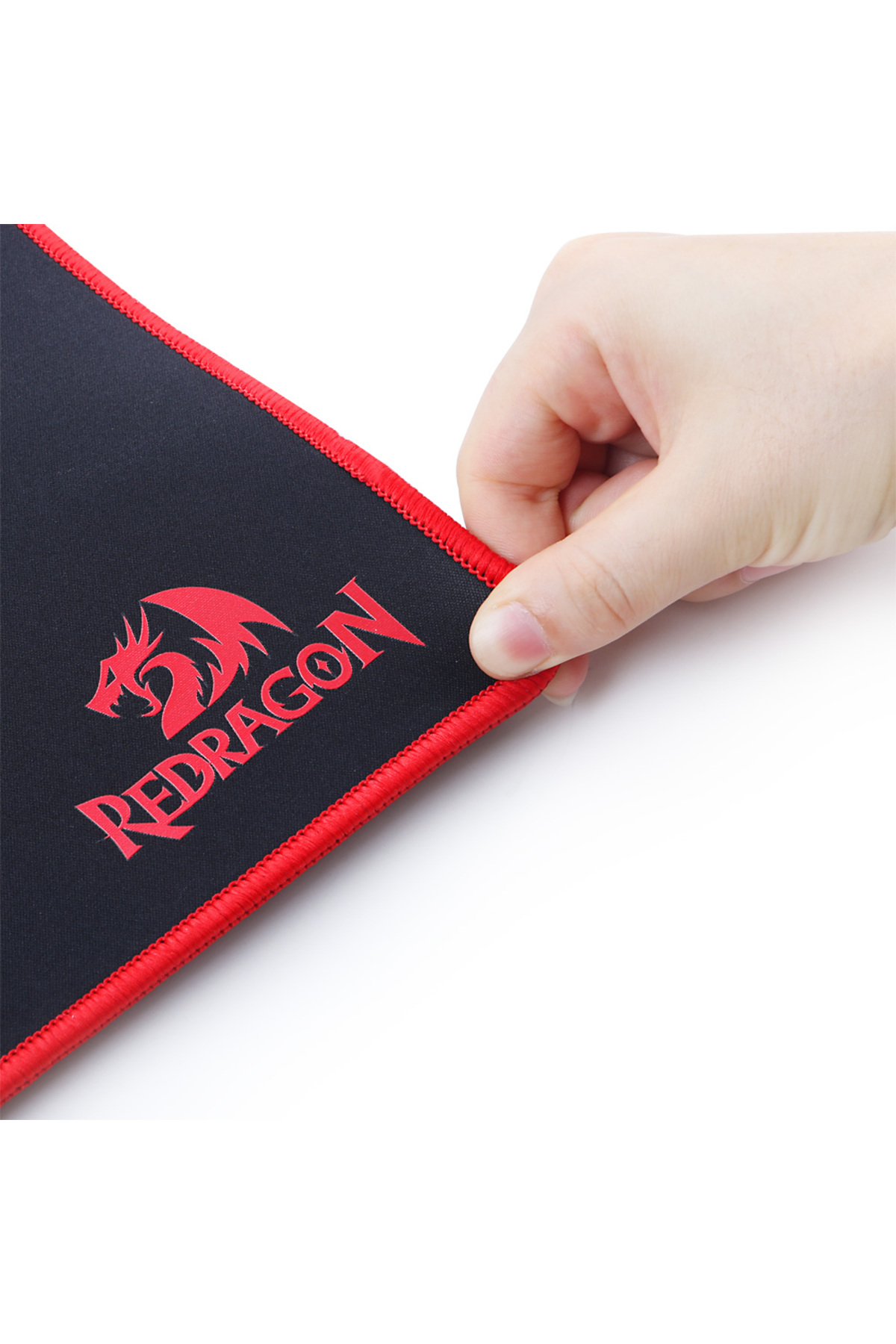 Una mano tiene l'angolo di un tappetino per mouse nero con bordo rosso e logo drago rosso.