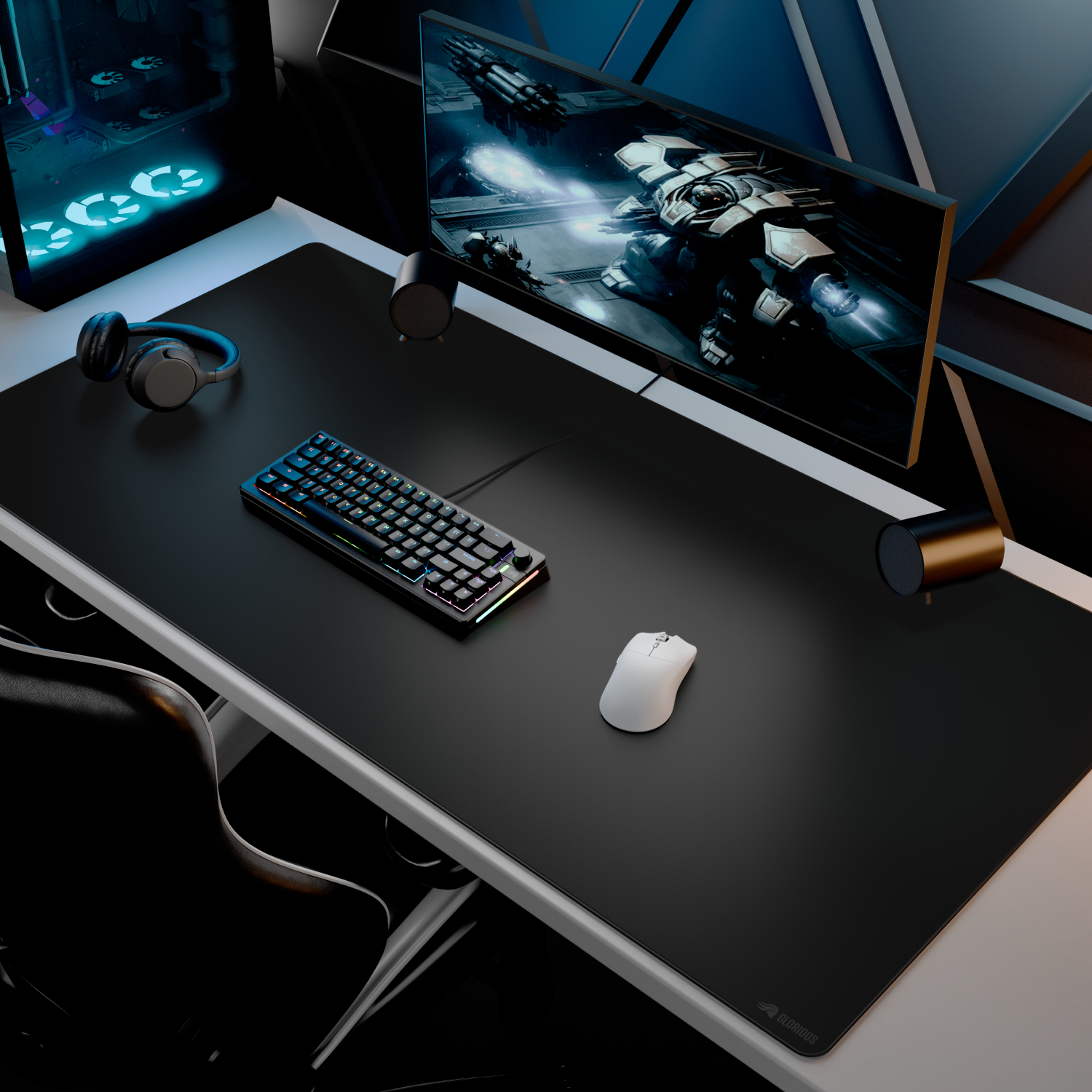 Un escritorio con teclado, ratón, auriculares y un monitor que muestra una nave espacial.