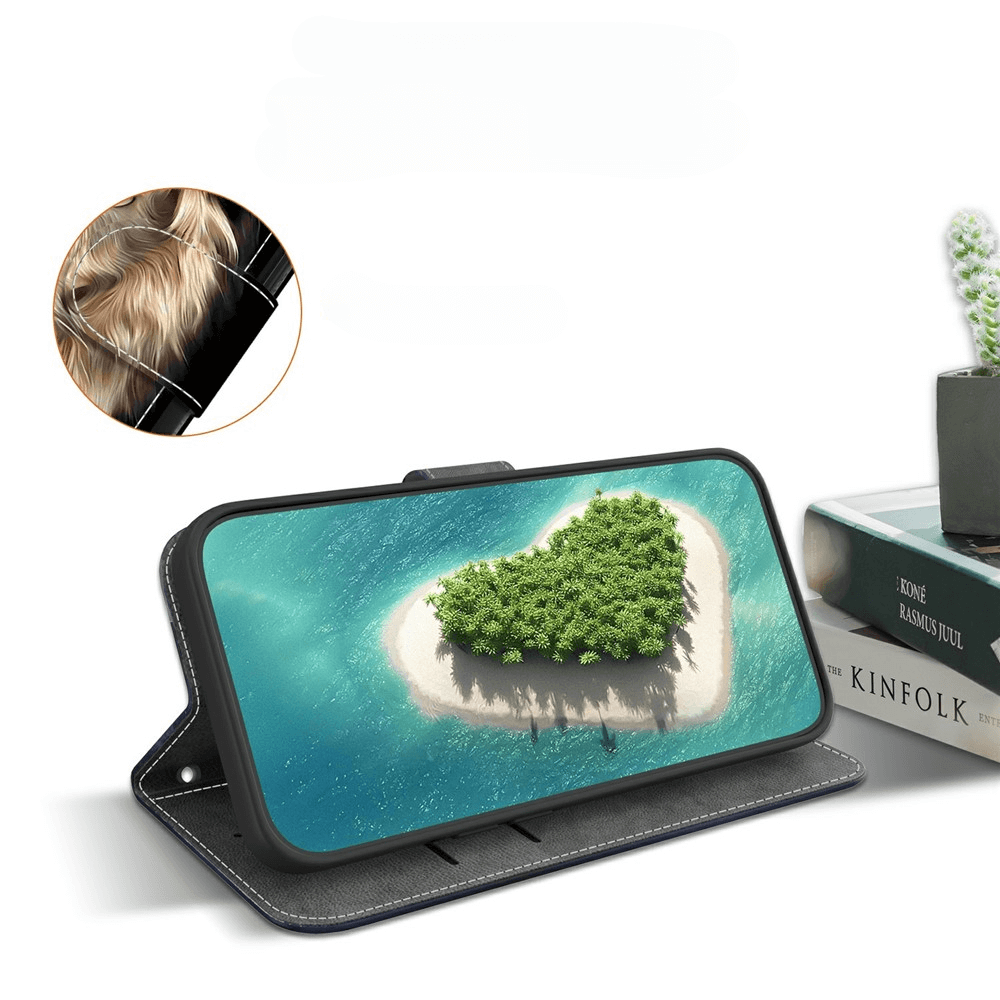 Telefono aperto mostra isola a forma di cuore nel mare. Primo piano del pelo del cane.