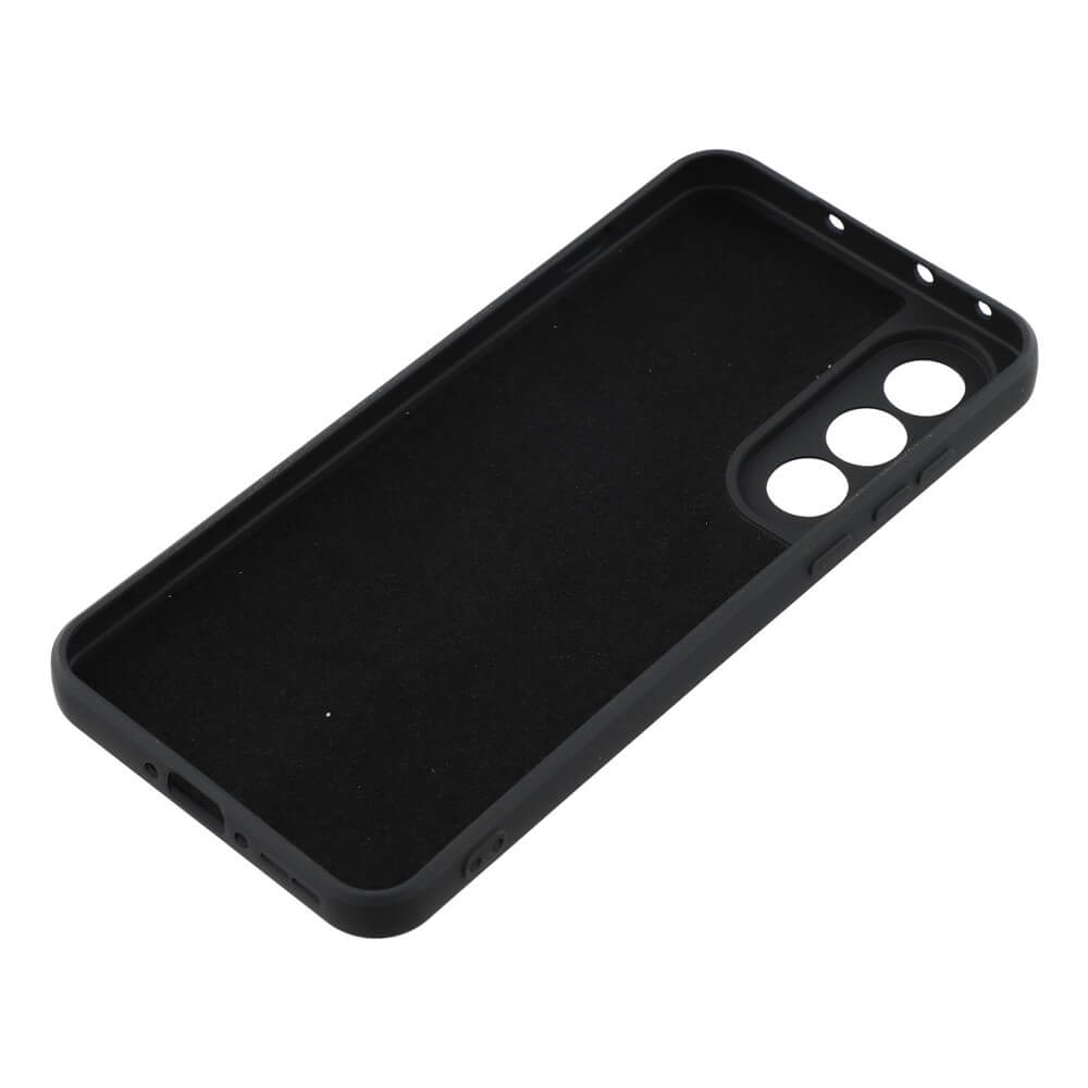 Custodia nera per telefono con ritagli per tre fotocamere posteriori e piccoli fori.