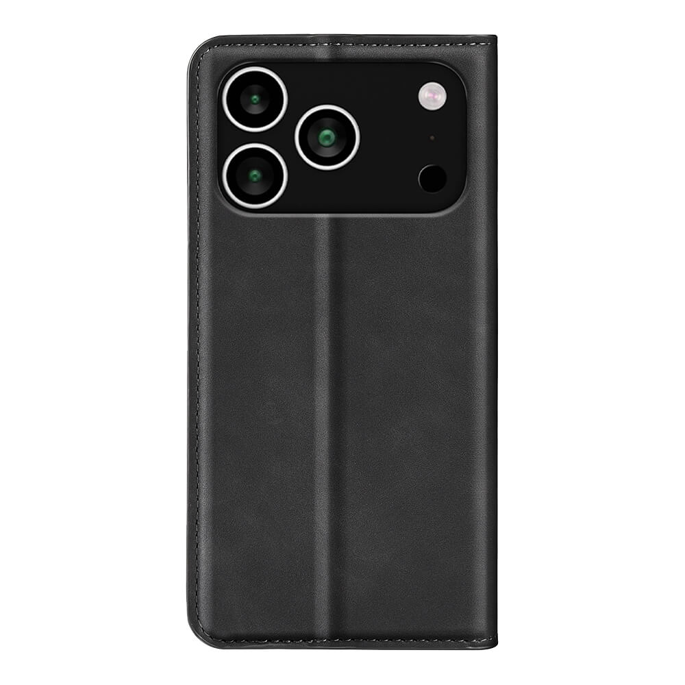 Étui de téléphone en cuir noir avec découpe triple caméra et détails de couture.
