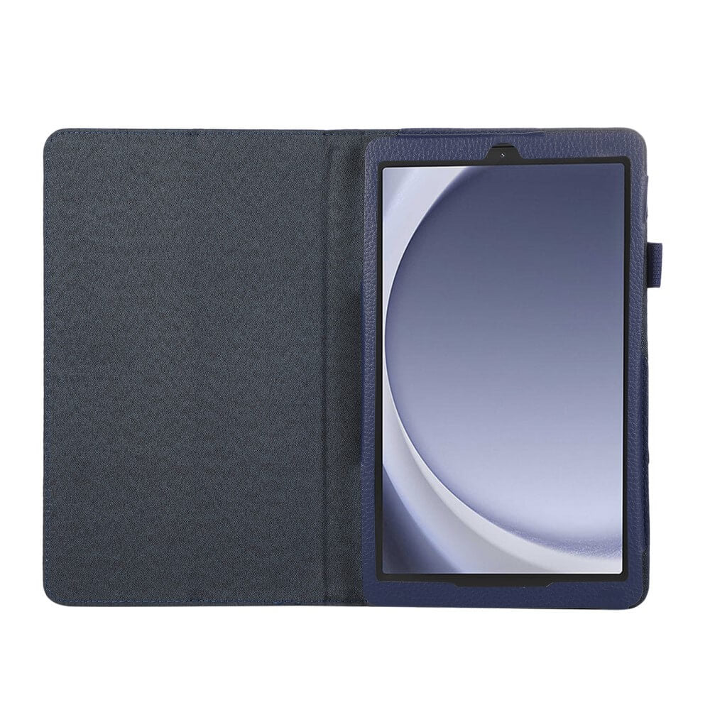 Ein dunkelblaues Tablet mit offenem Schutzumschlag, das auf einem weißen Hintergrund liegt.