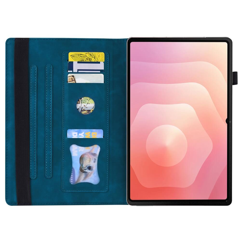 Ein tealfarbener Tablet-Ständer mit Kartenfächern und einem Tablet mit rosa, abstraktem Hintergrund.