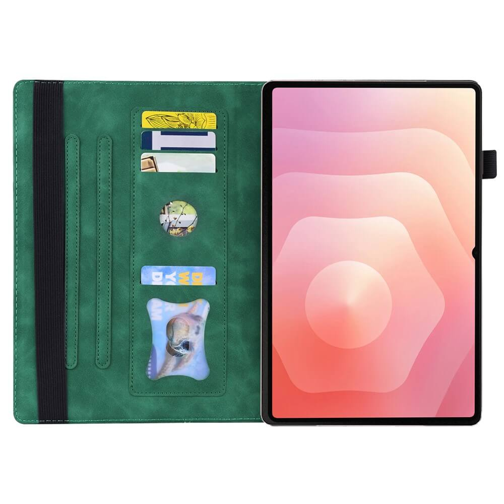 Grüne Tablethülle mit Kartenschlitzen, die Karten und ein Bild halten. Tablet-Bildschirm zeigt pinkes abstraktes Design.