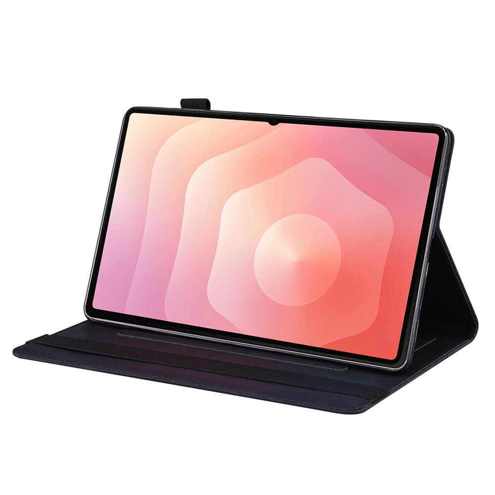 Ein Tablet in einer schwarzen Hülle, das auf einem weißen Hintergrund steht.