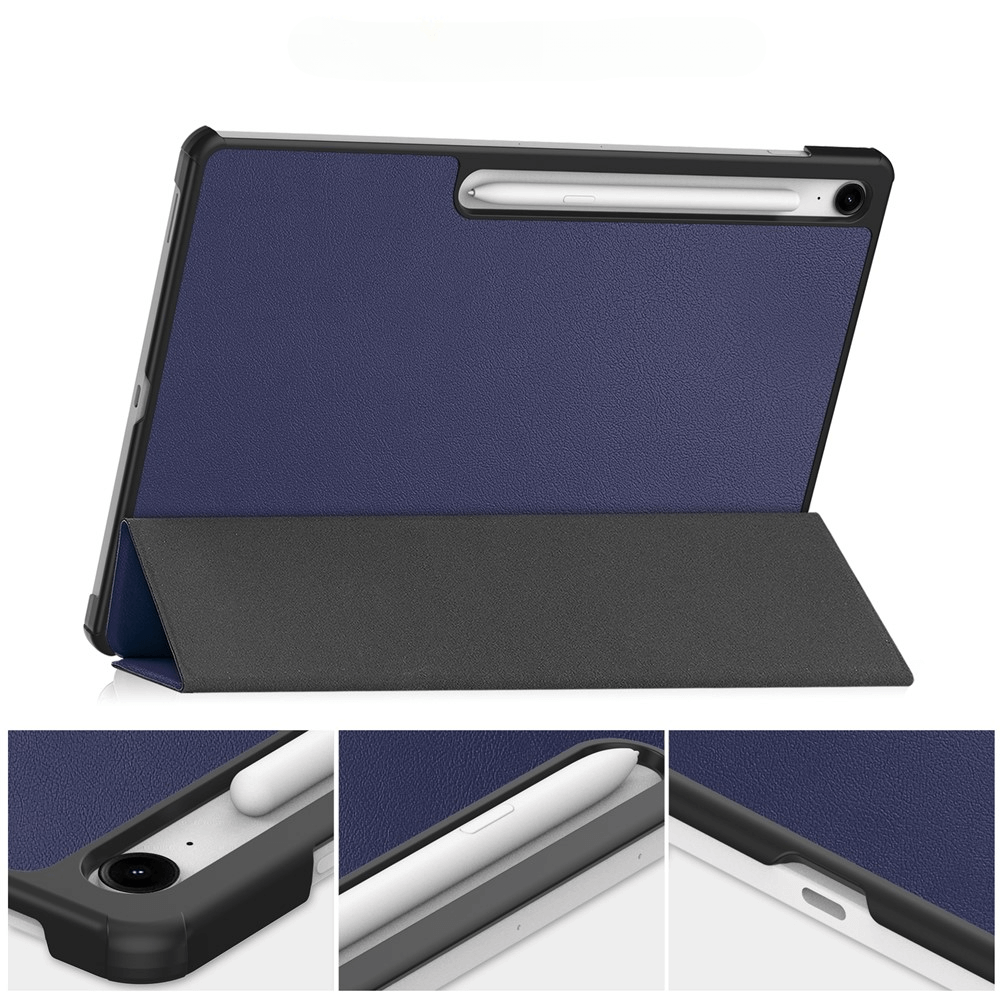 Ein blaues Tablet mit Stifthalter in einem aufgestellten schwarzen und grauen Ständer.