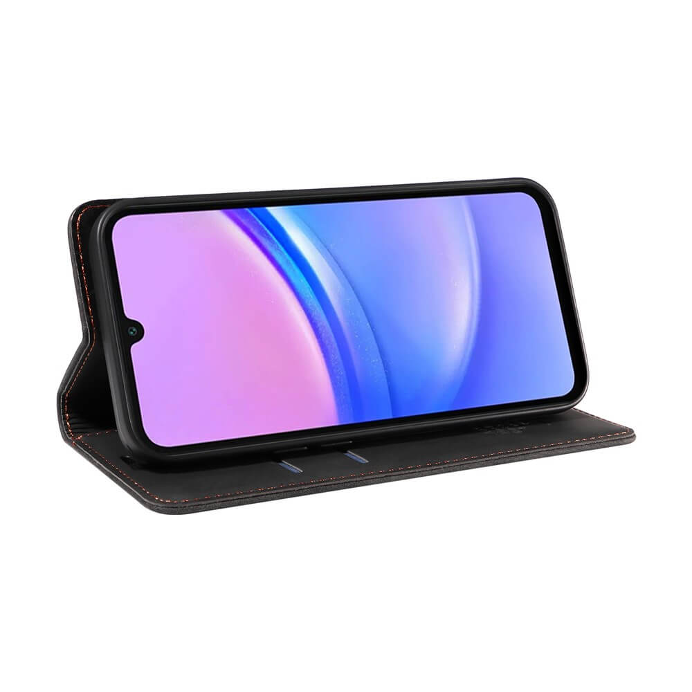 Uno smartphone in una custodia nera, vista angolata, su sfondo bianco.