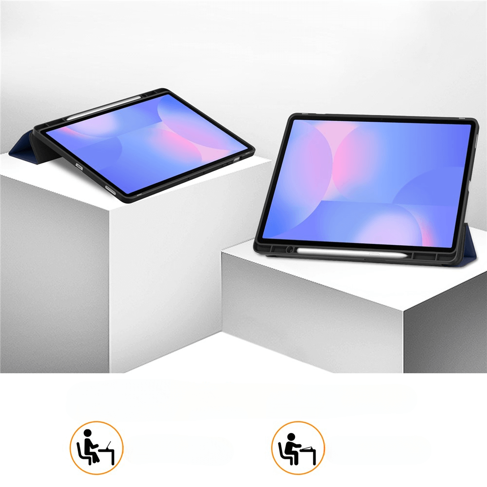 Zwei Tablets mit Stiften auf weißen Blöcken, Displays mit blauen und rosa Formen.