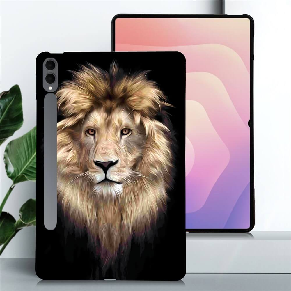 Una cover per tablet con la testa di un leone su sfondo nero.