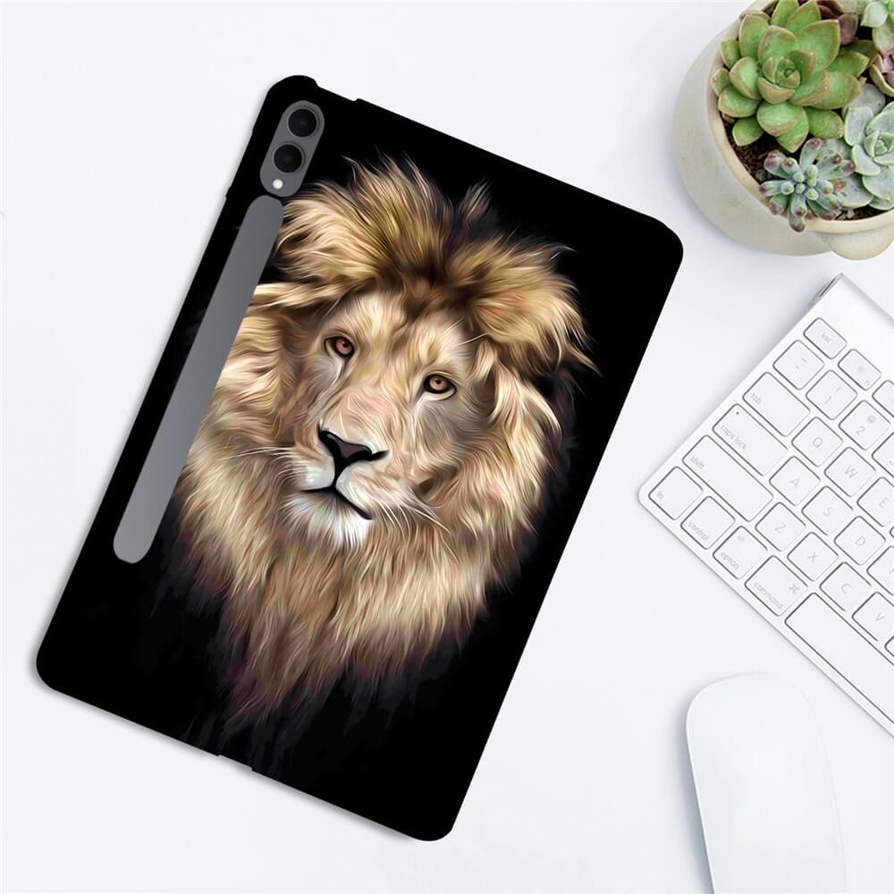 Una custodia per tablet con leone su sfondo nero, accanto a una tastiera.