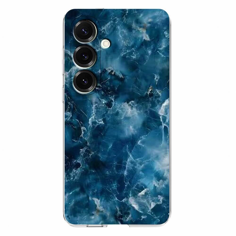 Un cellulare blu con motivo marmorizzato e tre obiettivi fotografici in alto.