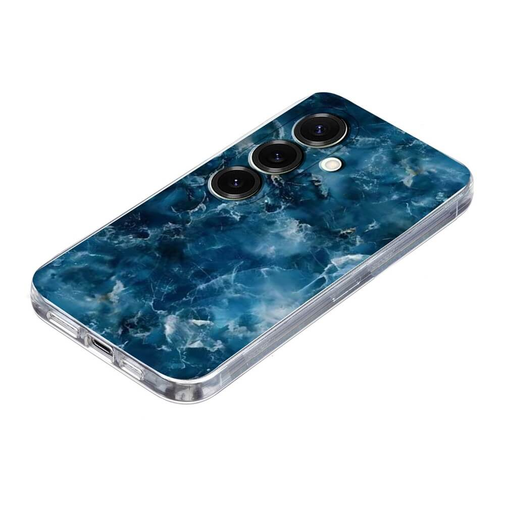 Uno smartphone con motivo a marmo blu e tre fotocamere.