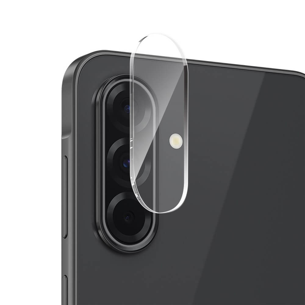 Una protezione schermo trasparente copre le tre lenti della fotocamera di uno smartphone nero.