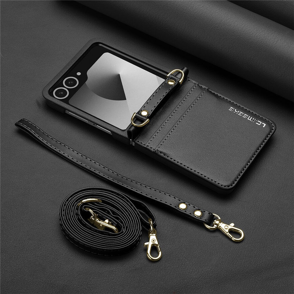 Coque de téléphone en cuir noir avec porte-cartes et dragonne réglable sur fond sombre.