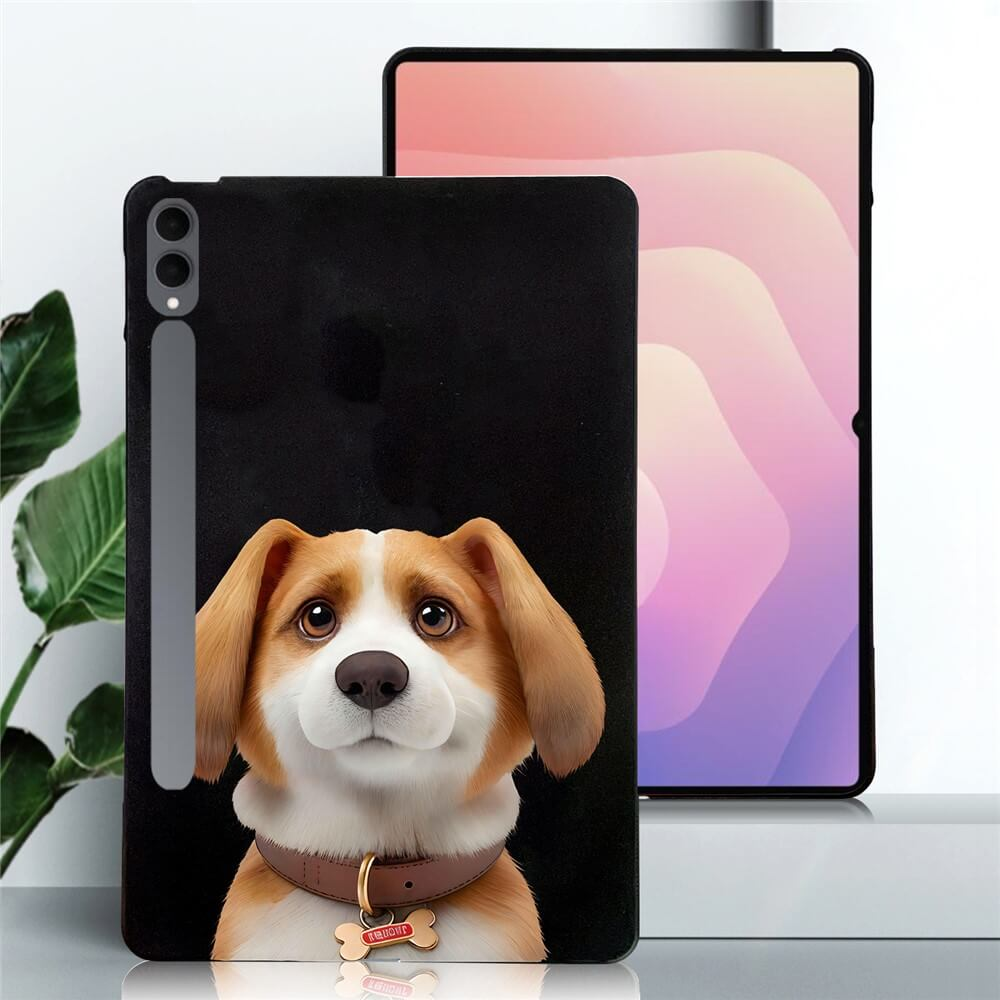 Una custodia per tablet con illustrazione di cane. Un tablet sullo sfondo.
