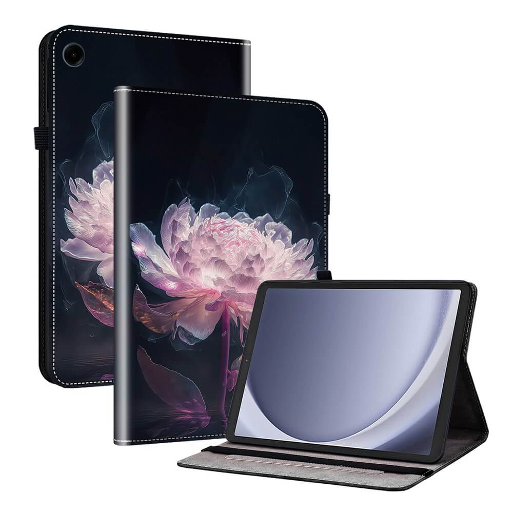 Ein Tablet in einer Hülle mit einem rosa Pfingstrosenmotiv auf schwarzem Hintergrund.