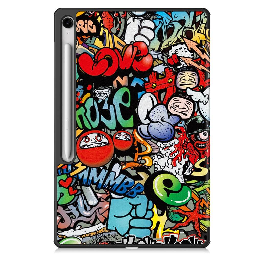 Buntes Graffiti auf einer Tablet-Hülle mit Stift. Enthält Schriftzüge und Cartoon-Figuren.