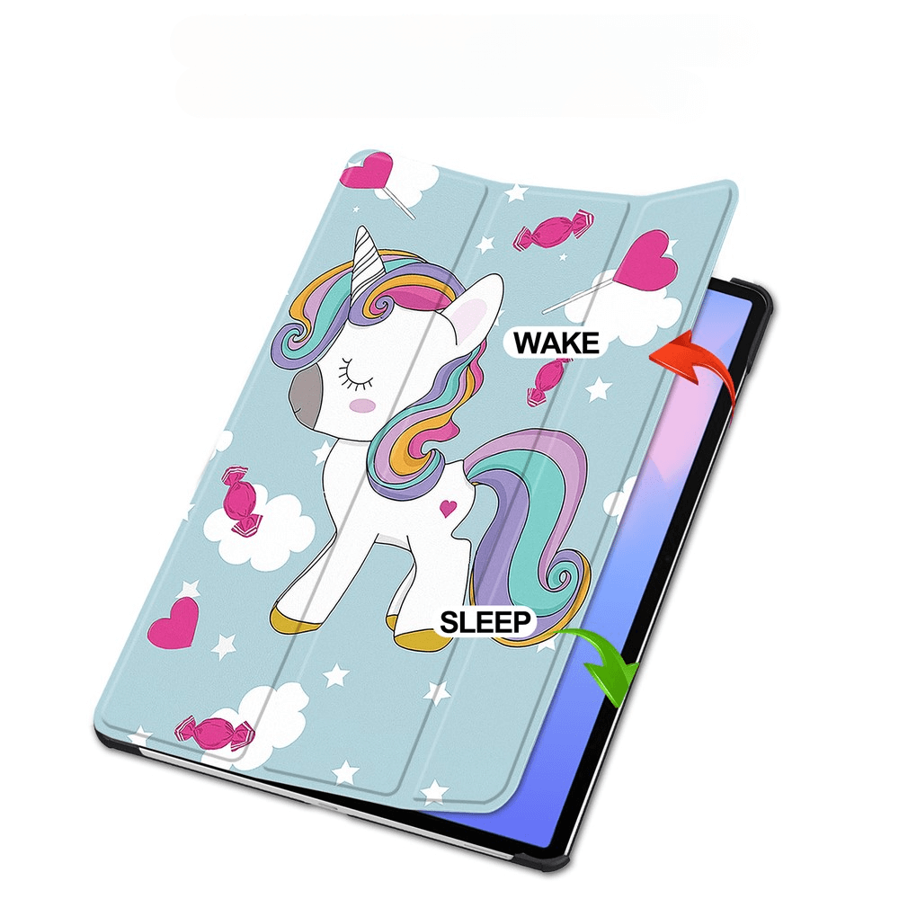 Ein Tablet-Cover mit einem Kawaii-Einhorn, Wolken, Sternen und Süßigkeiten.