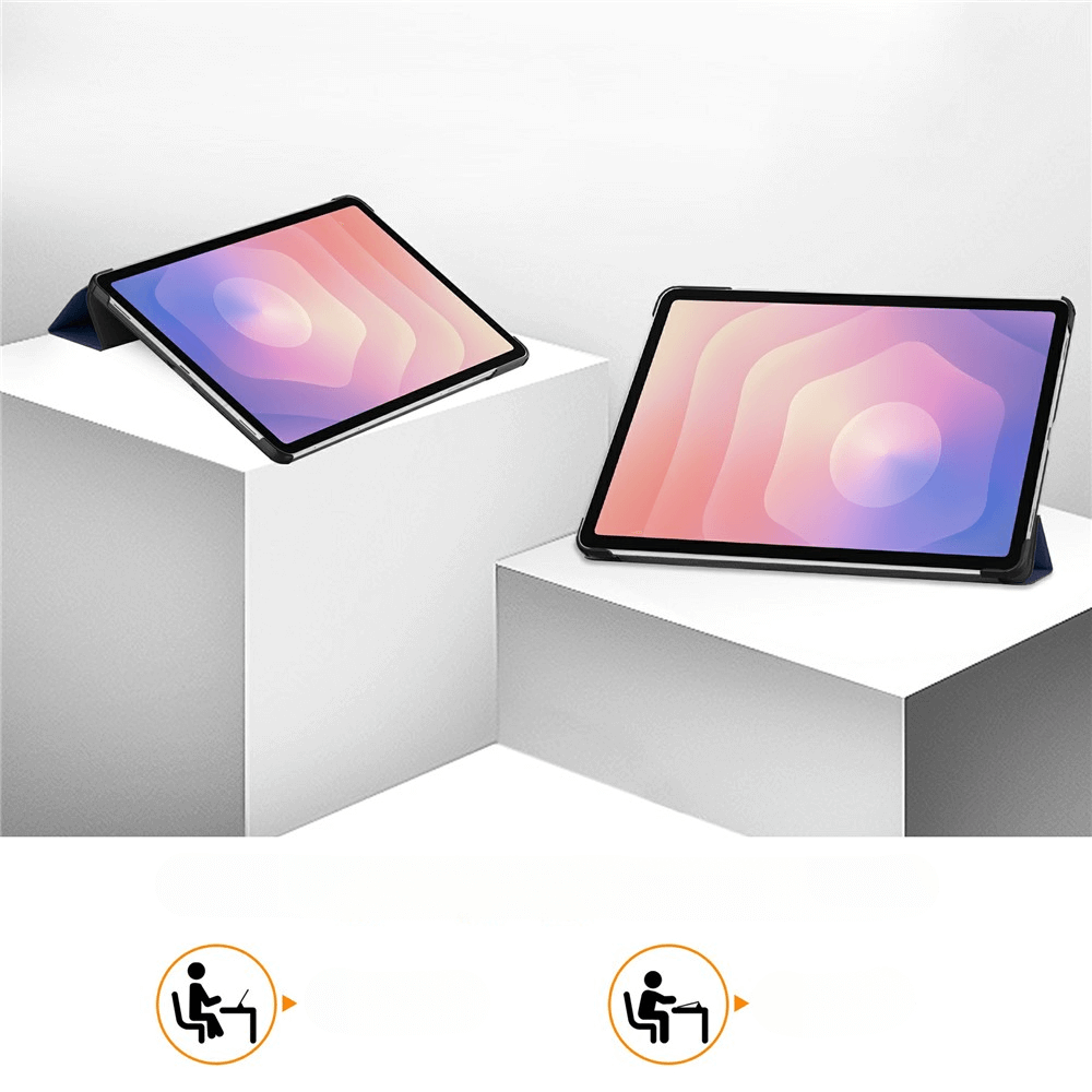 Zwei Tablets in Schutzhüllen stehen auf weißen Würfeln.