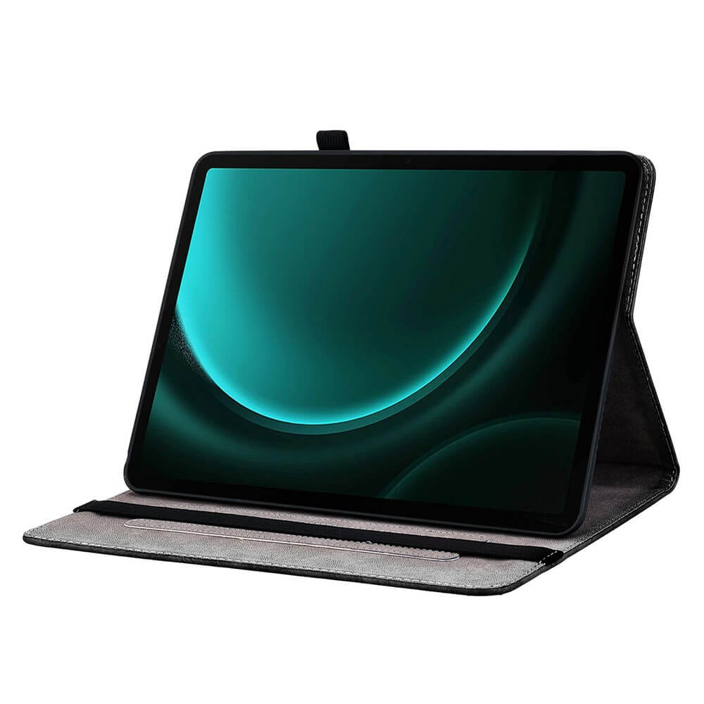 Ein Tablet mit schwarzem Gehäuse und grünem Hintergrund steht auf einem Ständer.