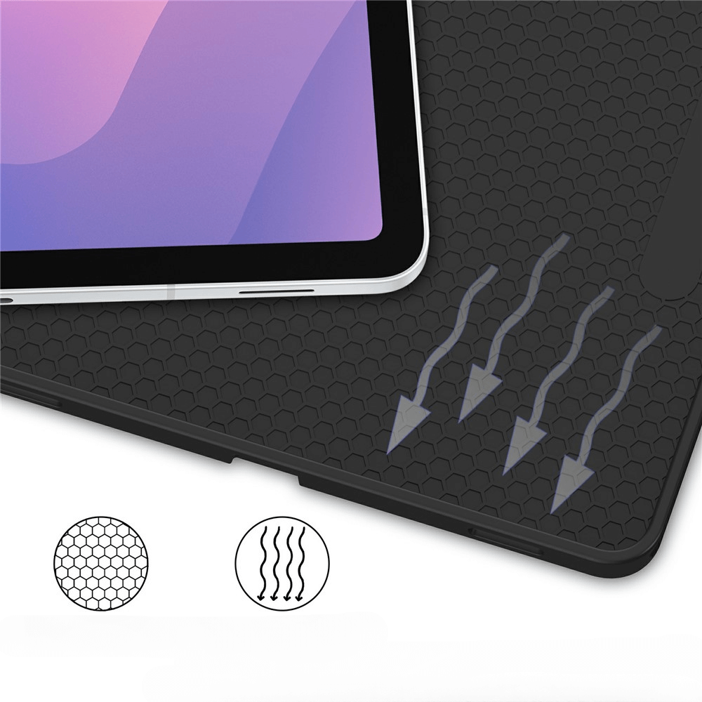 Ein Tablet liegt auf einer schwarzen Hülle mit Wabengittermuster und Pfeilen.