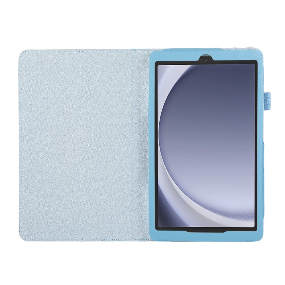 Ein hellblaues Tablet mit geöffneter Hülle, das auf einem weißen Hintergrund liegt.