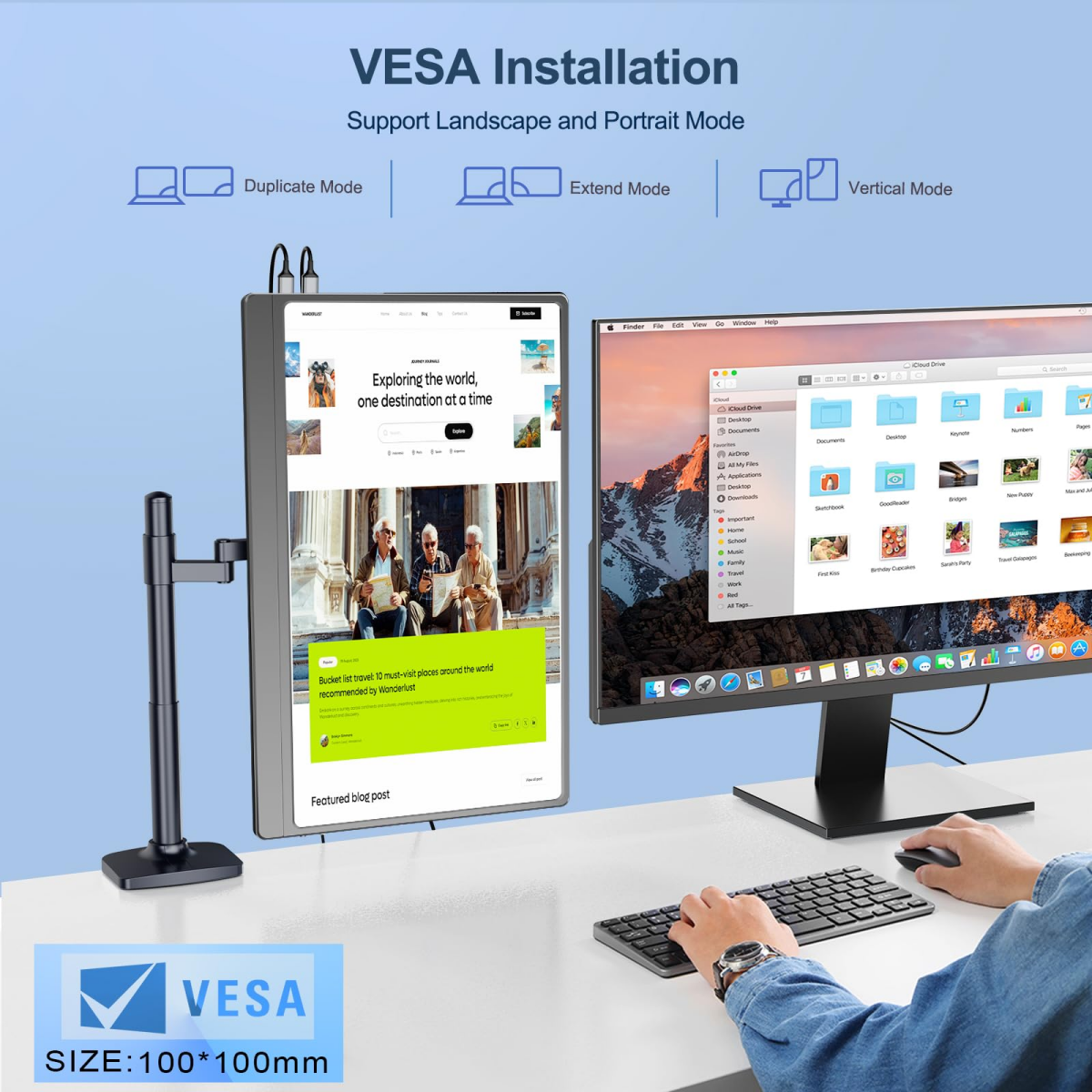 Zwei Monitore auf einem VESA-Ständer: einer vertikal mit Blog, einer horizontal mit Mac-Dateien.