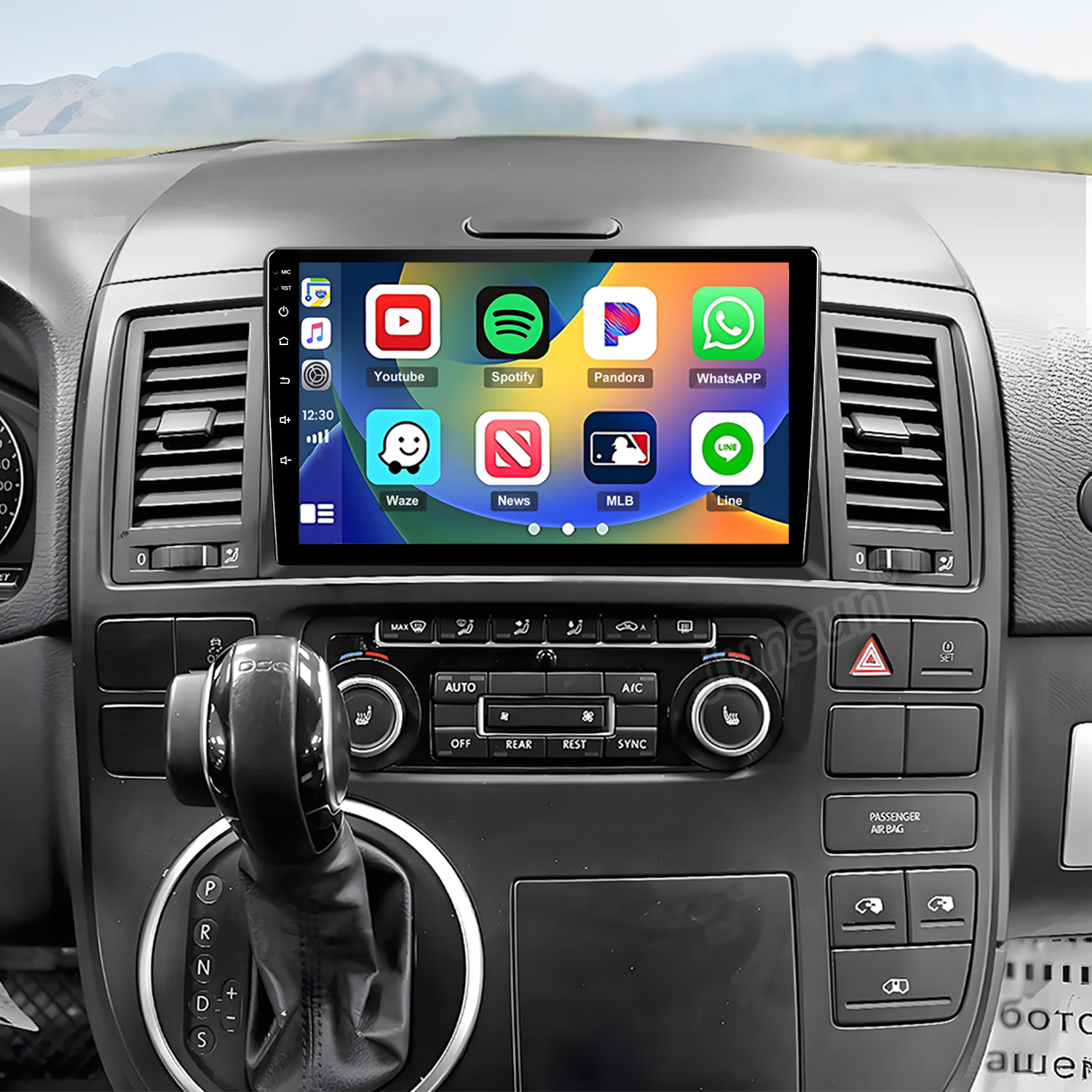 Salpicadero de coche con pantalla táctil que muestra apps como Youtube, Spotify, Waze.