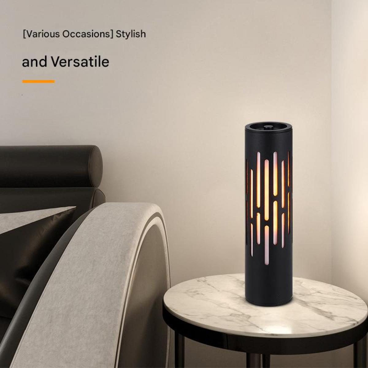 Schwarze Lampe mit Schlitzen leuchtet warm auf einem Marmortisch neben einem Sofa.