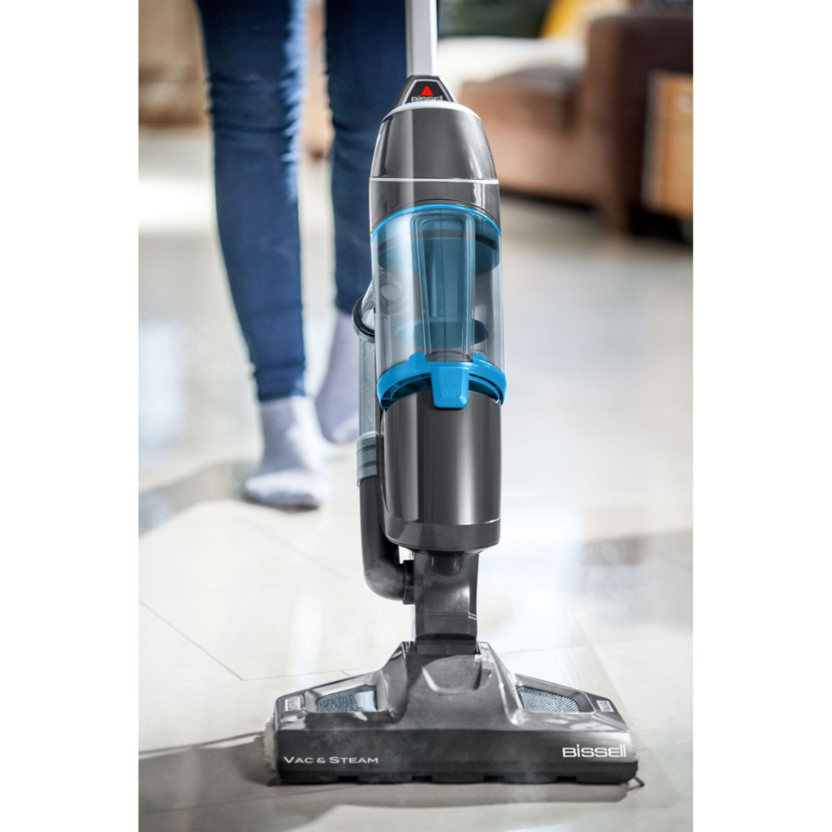 Grauer Dampf-/Staubsauger mit blauem Tank, der auf einem hellen Boden verwendet wird.