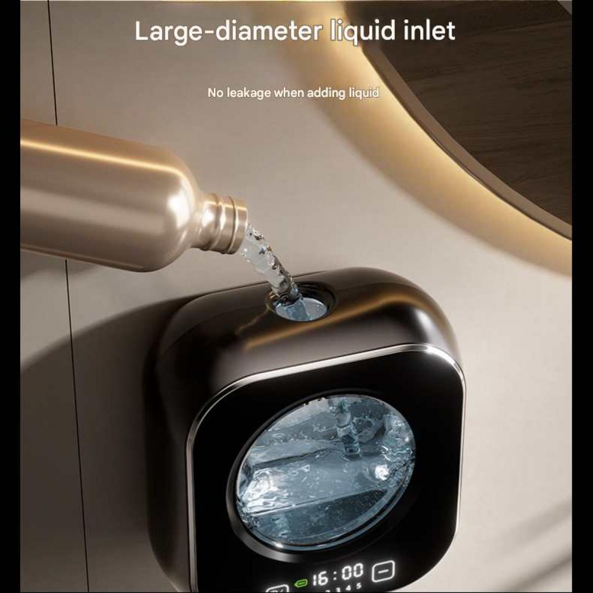 Flüssigkeit wird aus goldener Flasche in schwarzen Spender gegossen.