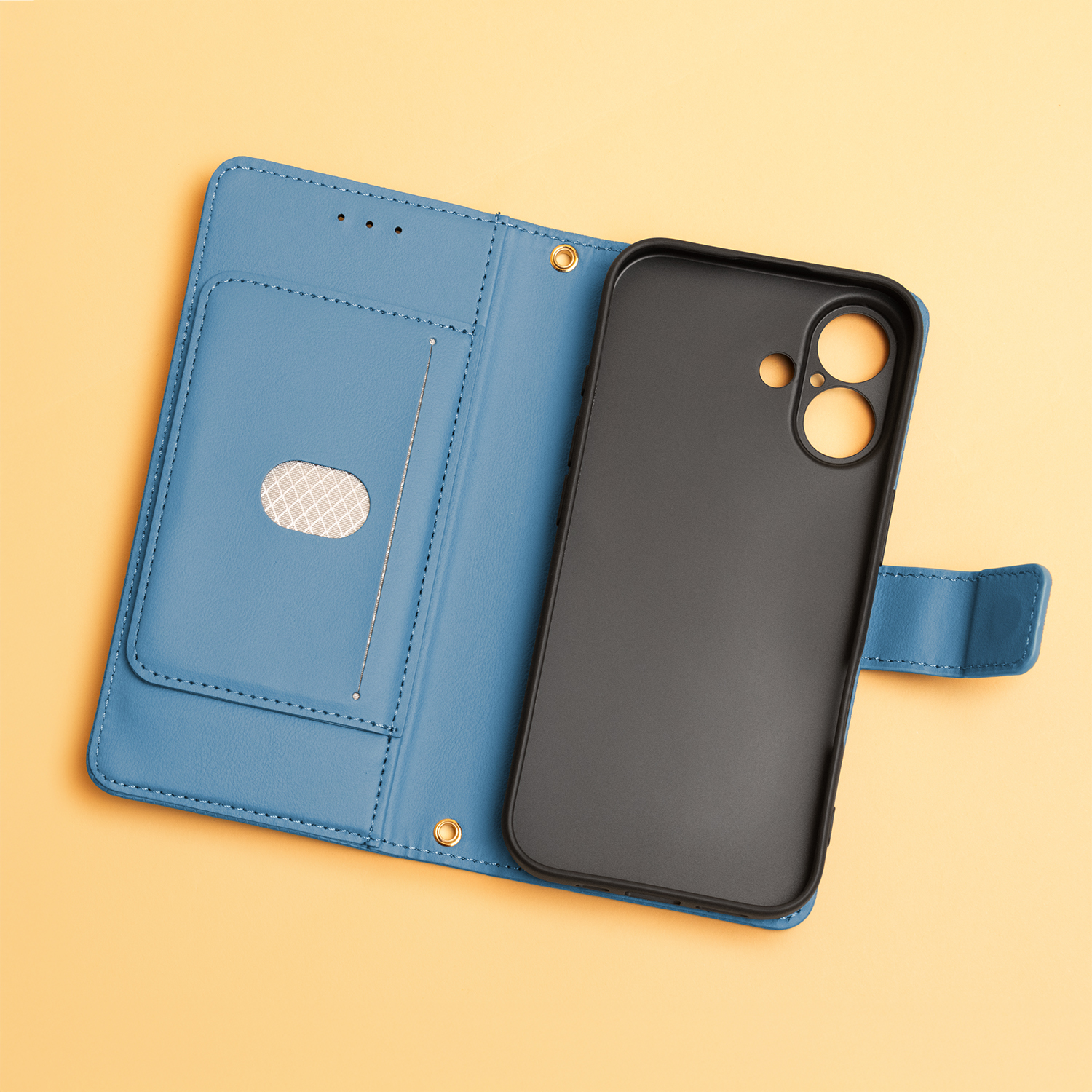 Ein blaues Leder-Flip-Case mit schwarzer Handyhülle auf gelbem Hintergrund.