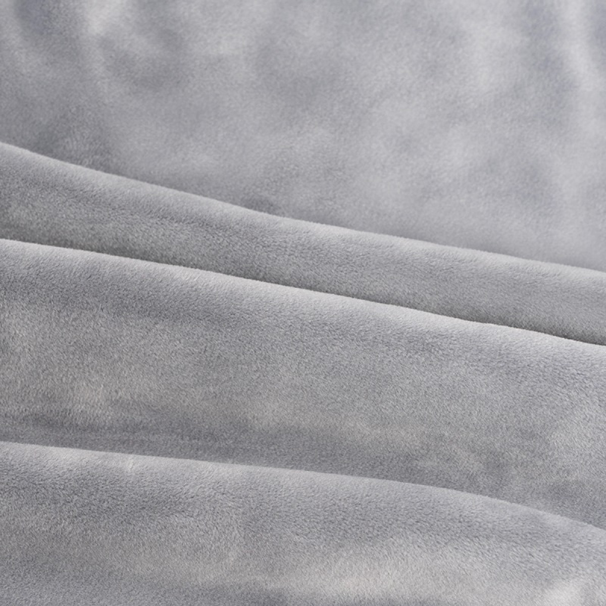 Szara tkanina z fałdami i miękką teksturą.