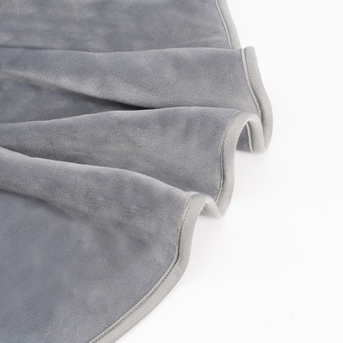 Szara, miła tkanina z obszytymi brzegami, z fałdami.