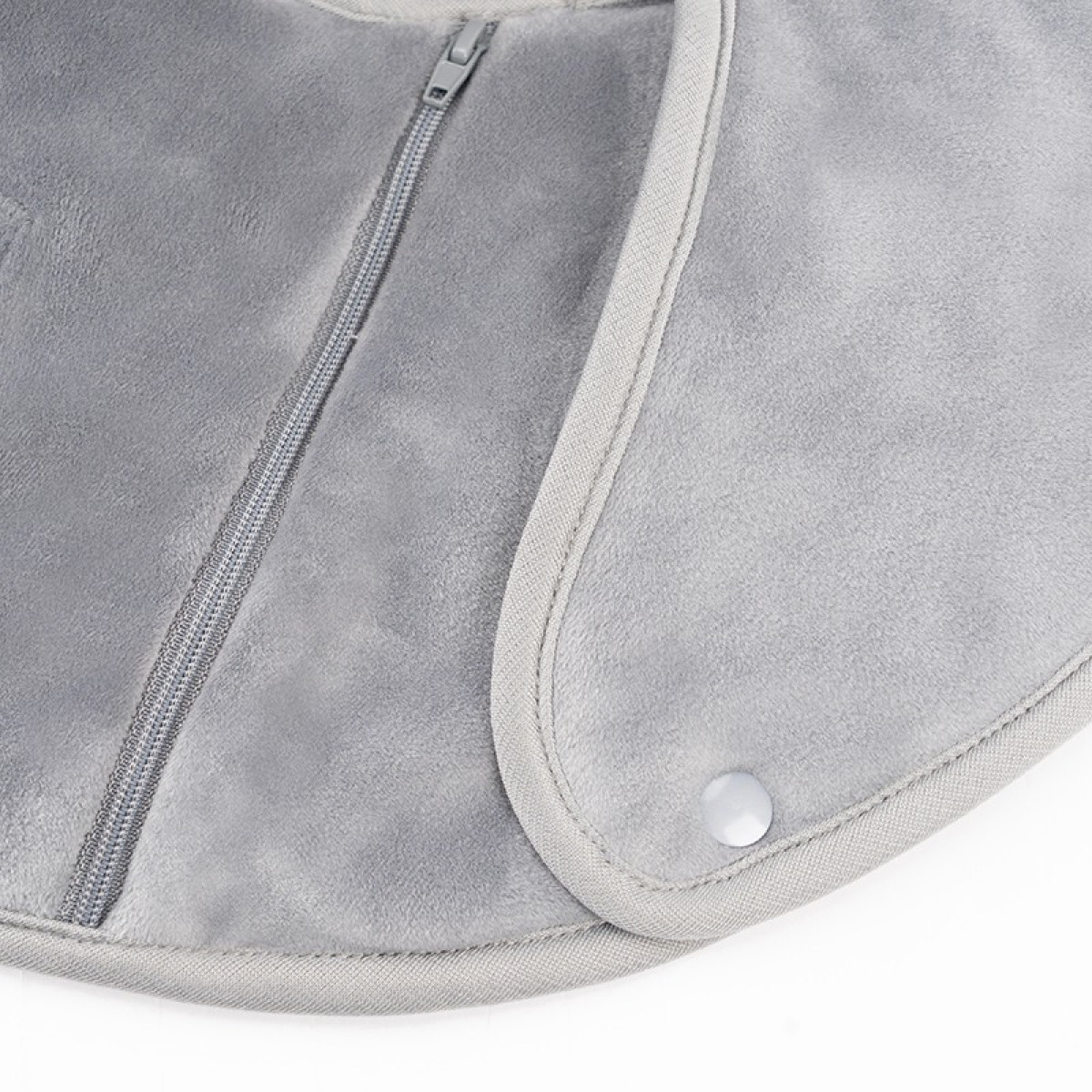 Szara tkanina z zamkiem błyskawicznym i zatrzaskiem. Zbliżenie.