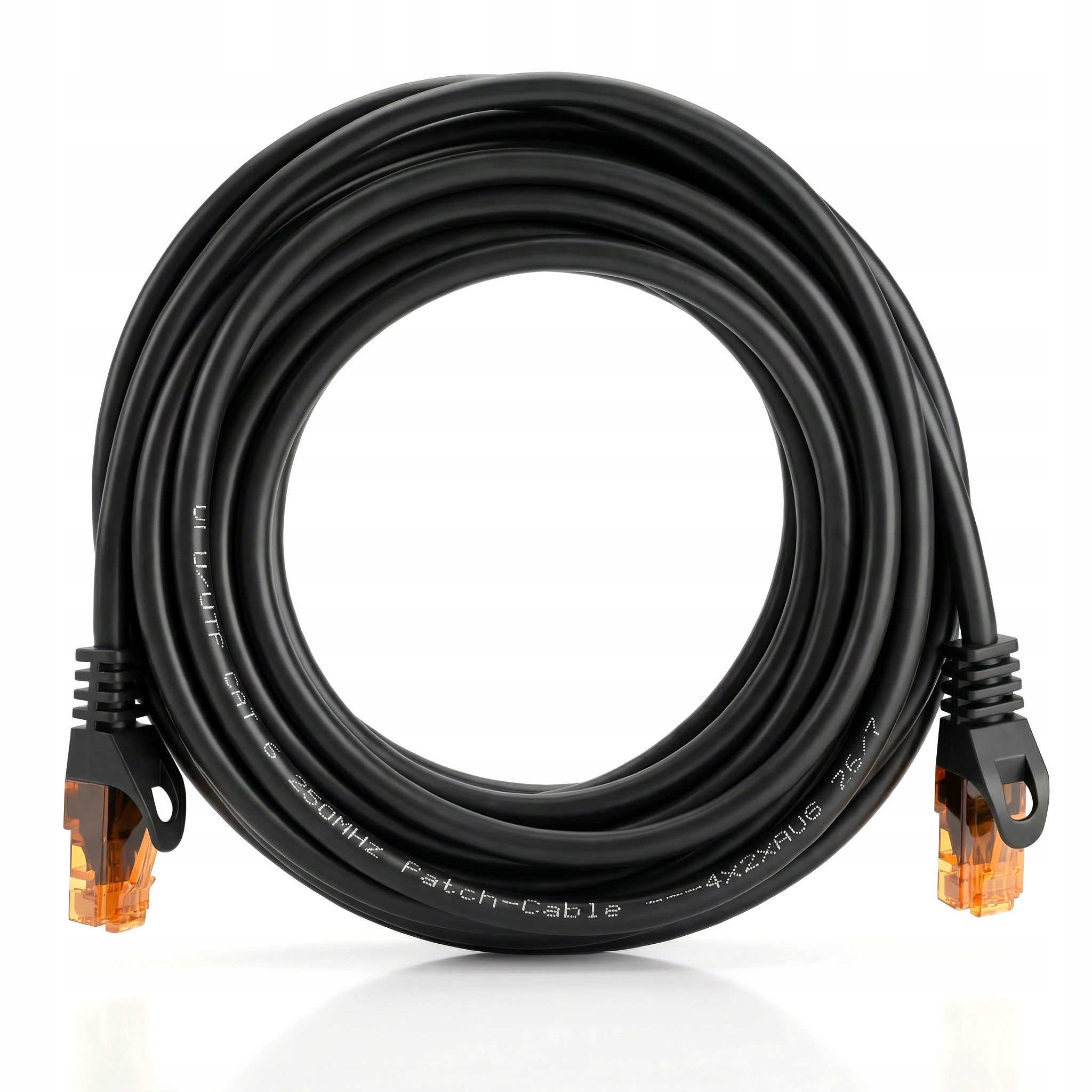 Czarny kabel Ethernet zwinięty, z pomarańczowymi złączami po obu stronach.