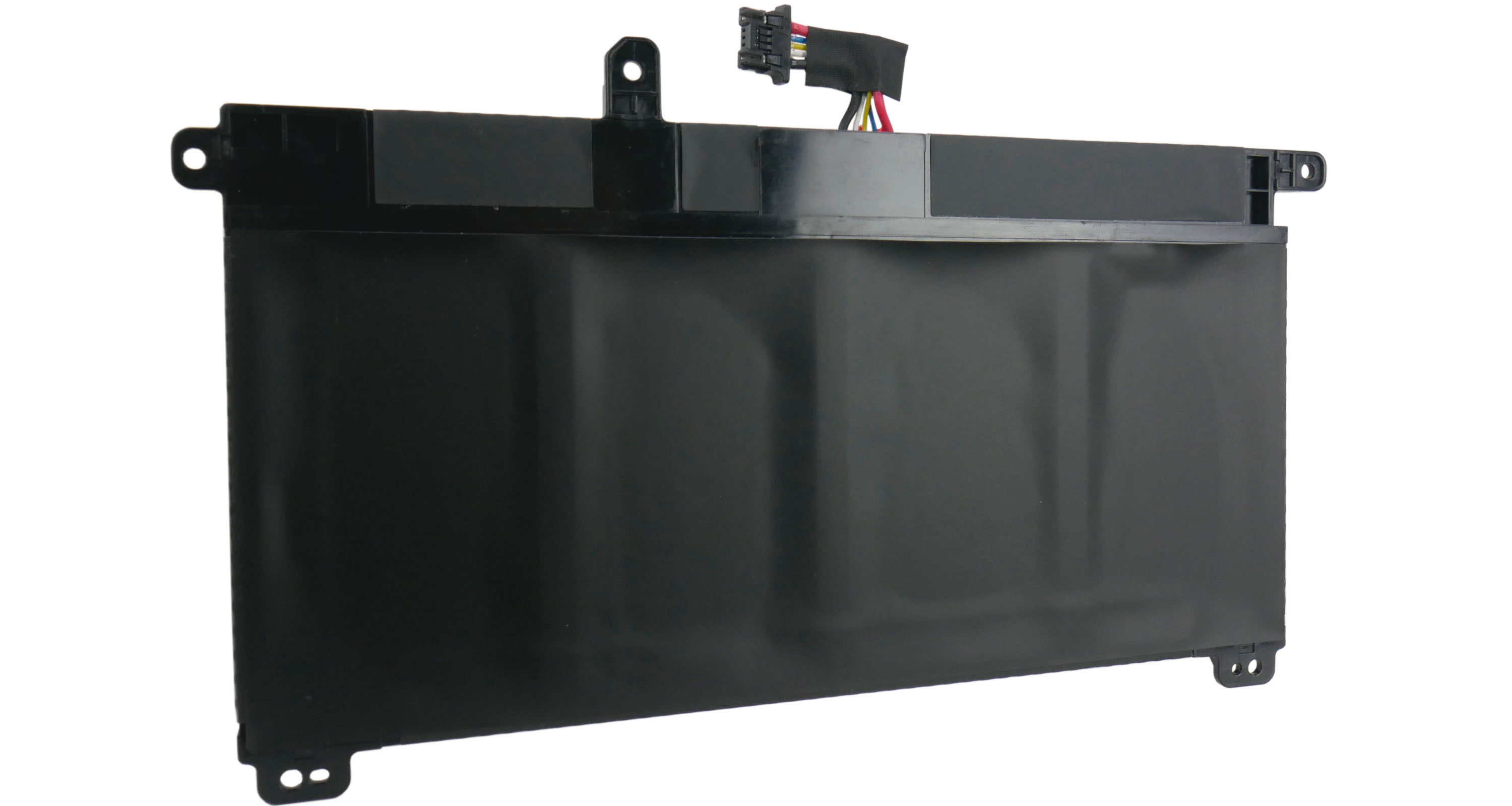 Czarna bateria z kablami i złączem.