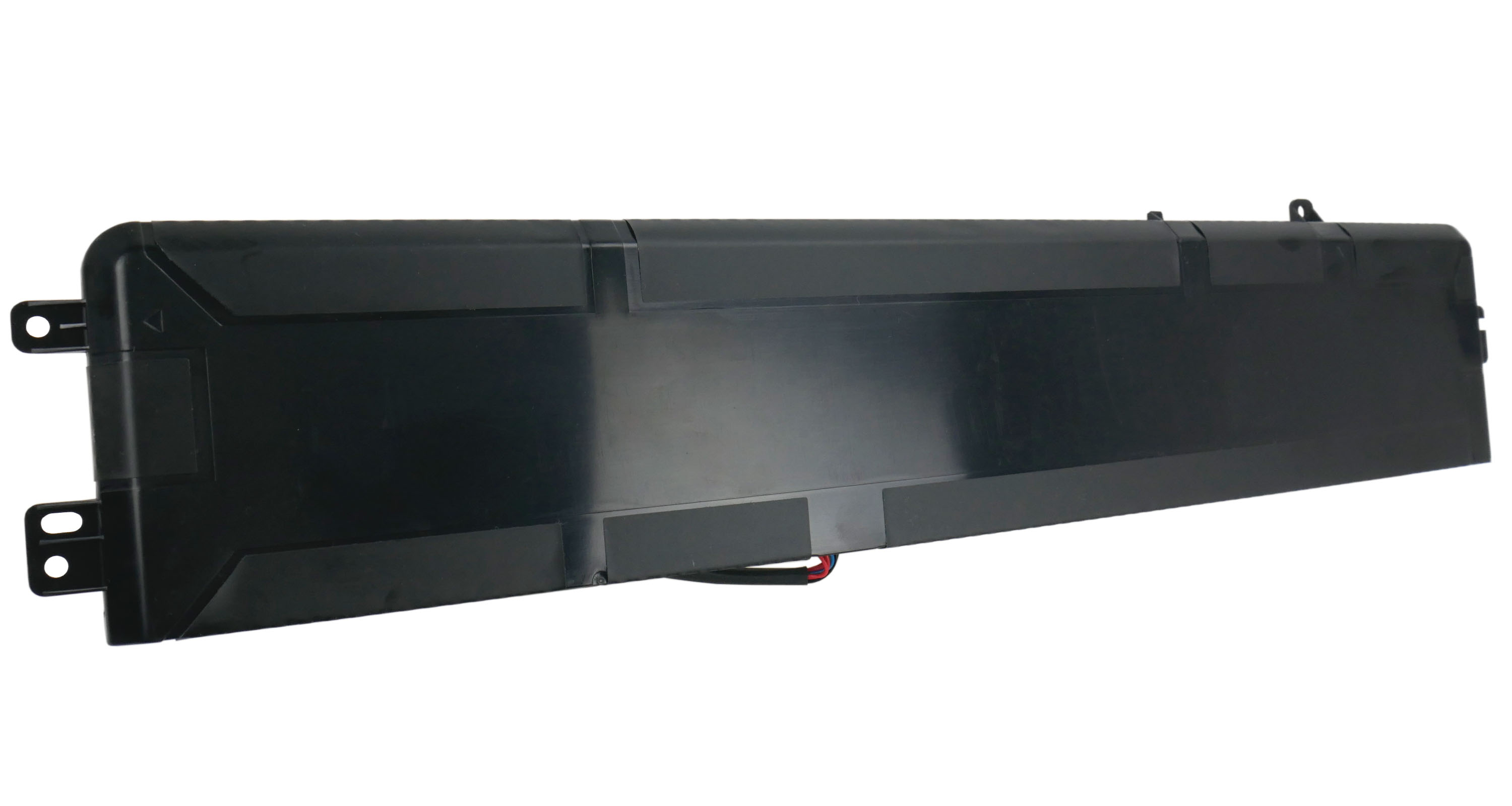 Czarna prostokątna obudowa z zakładkami montażowymi i przewodami.