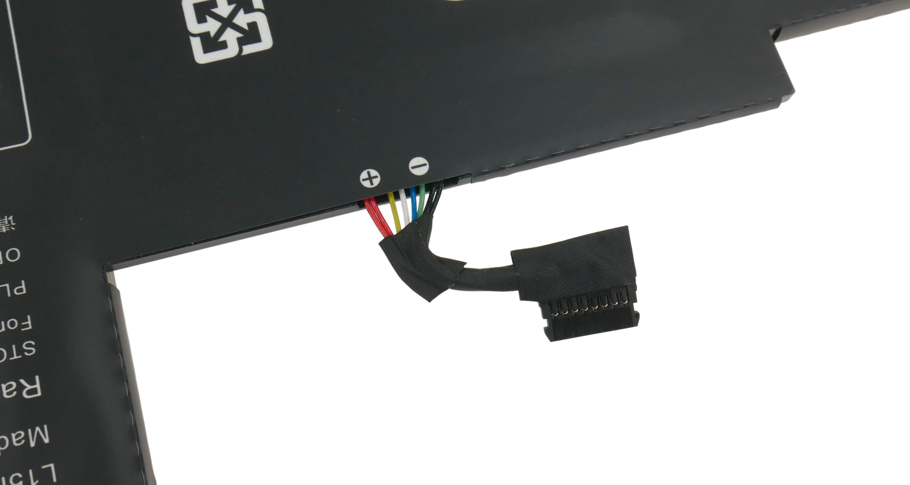 Czarna bateria z przewodami i złączami, z symbolami ostrzegawczymi i tekstem.